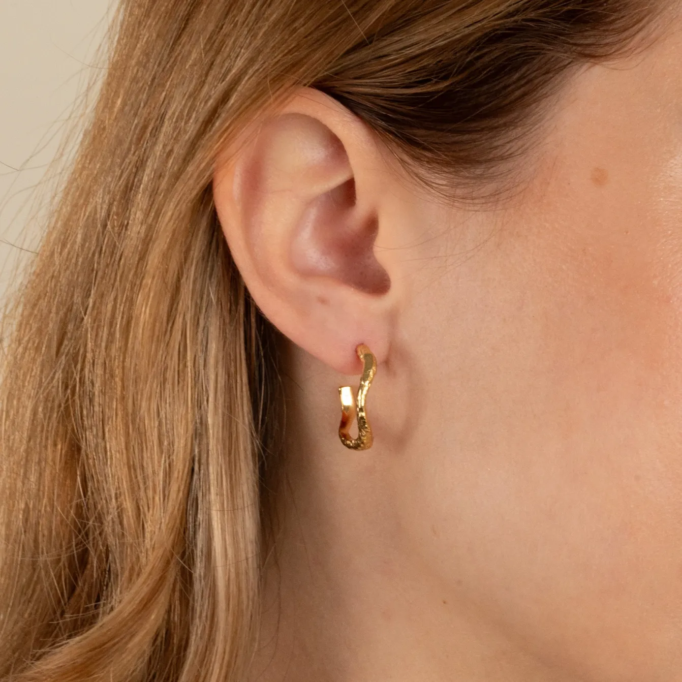 MAIA GOLDEN CREOL EARRING