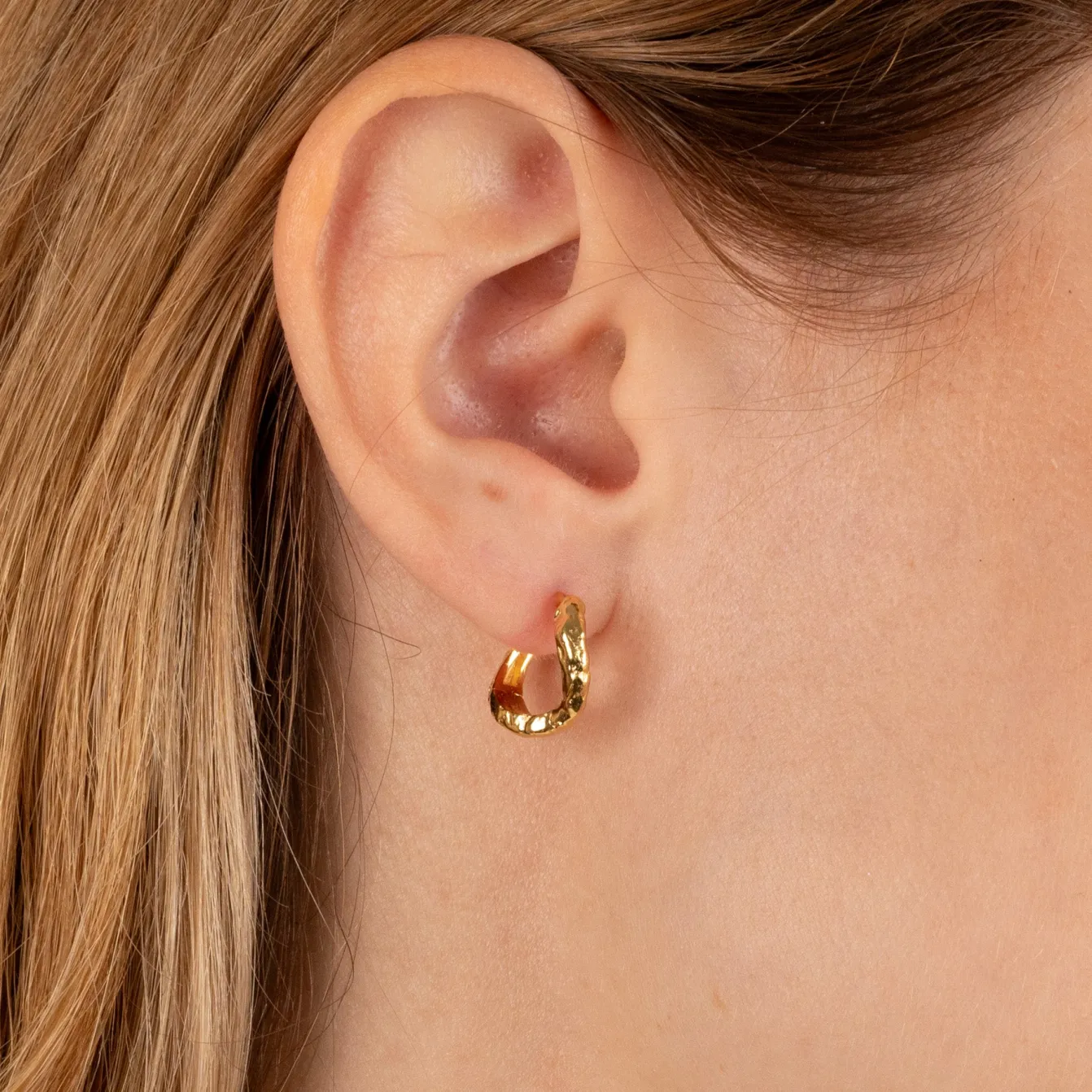 MAIA GOLDEN HUGGIE EARRING