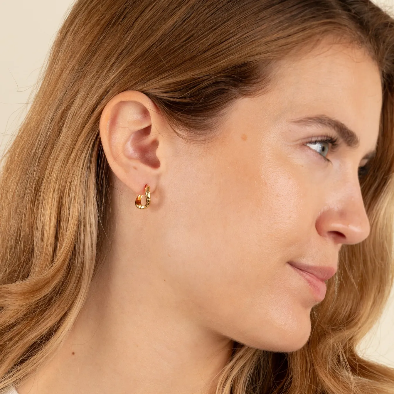 MAIA GOLDEN HUGGIE EARRING