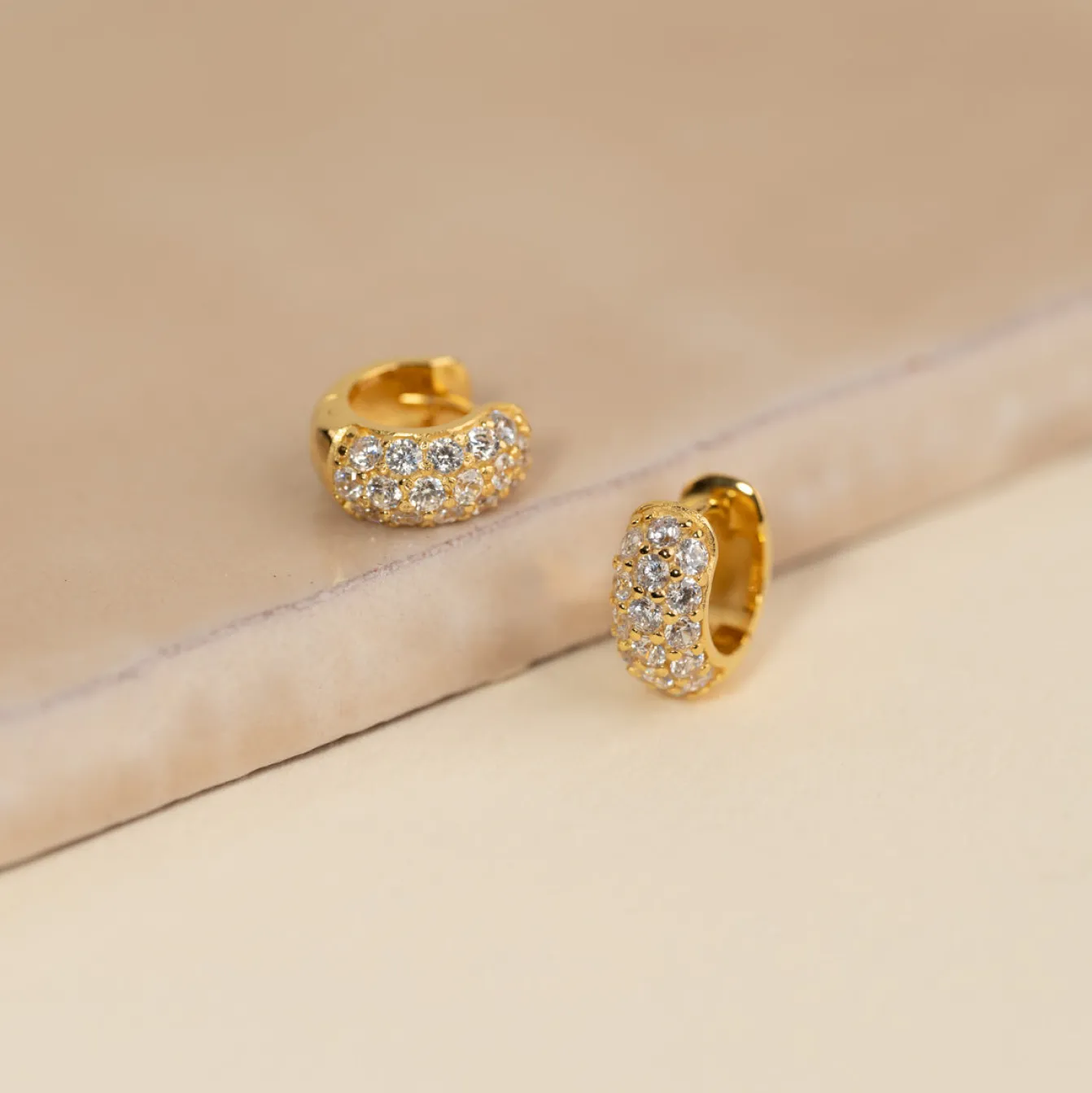 MARILYN CRYSTAL GOLDEN HUGGIE EARRING