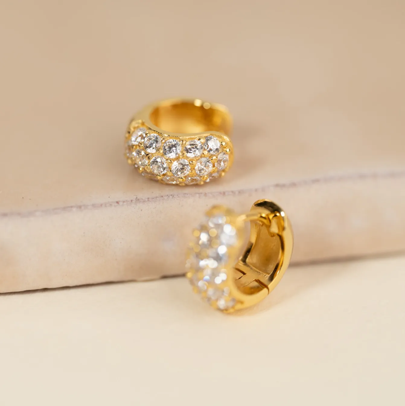 MARILYN CRYSTAL GOLDEN HUGGIE EARRING