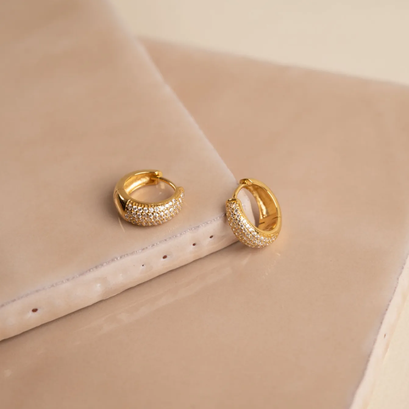 MARY CRYSTAL GOLDEN CREOL EARRING