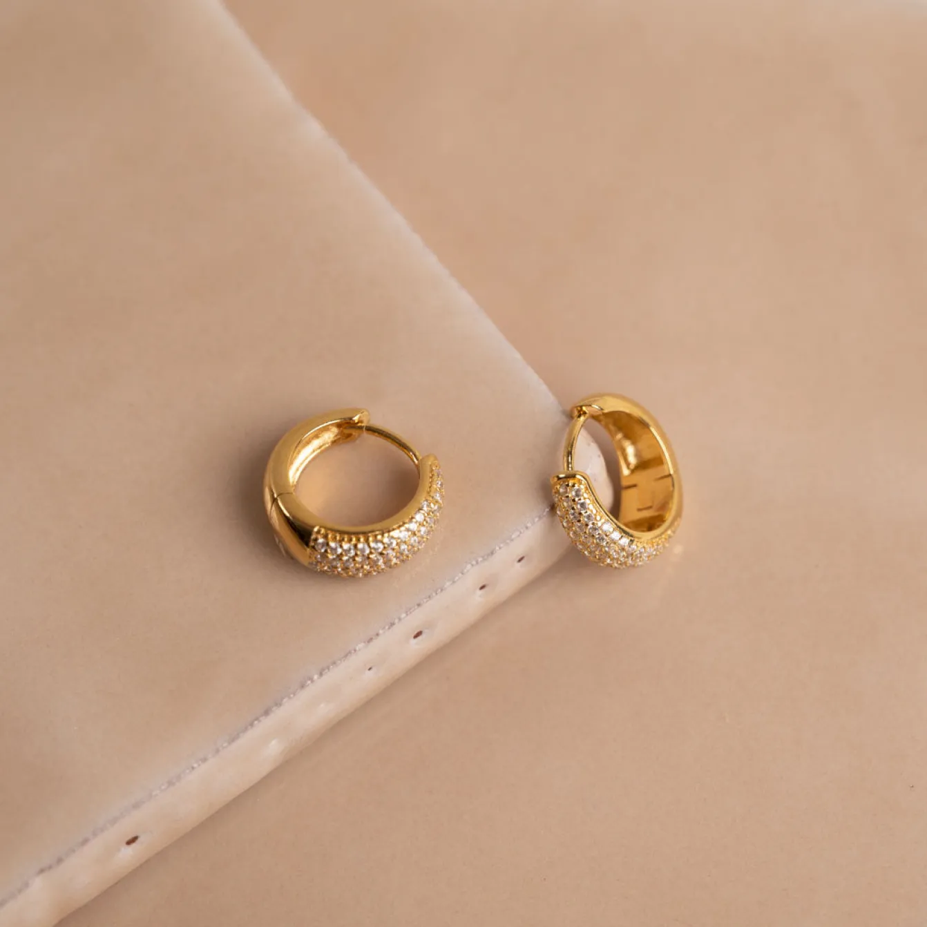 MARY CRYSTAL GOLDEN CREOL EARRING