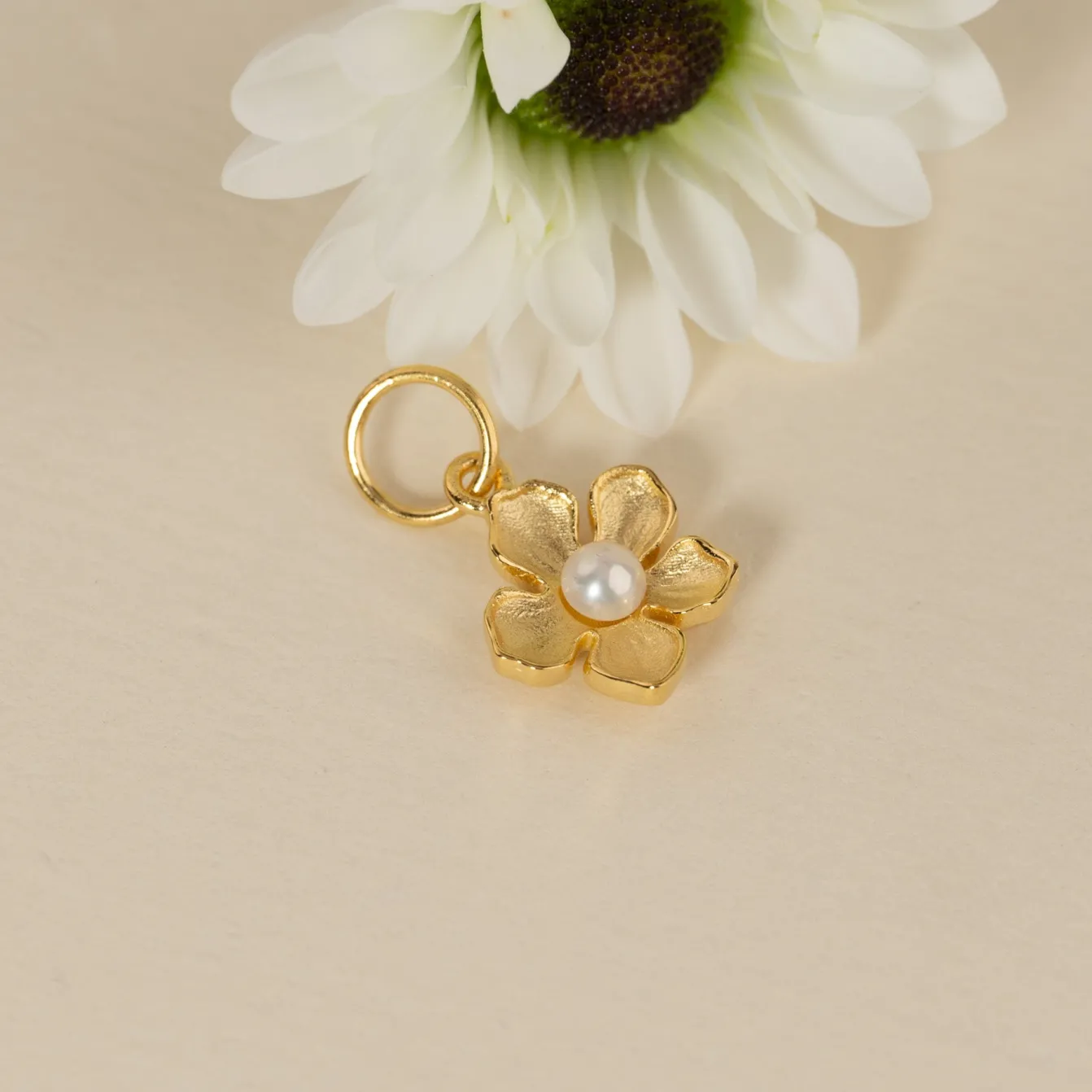 MONA PEARL GOLDEN PENDANT