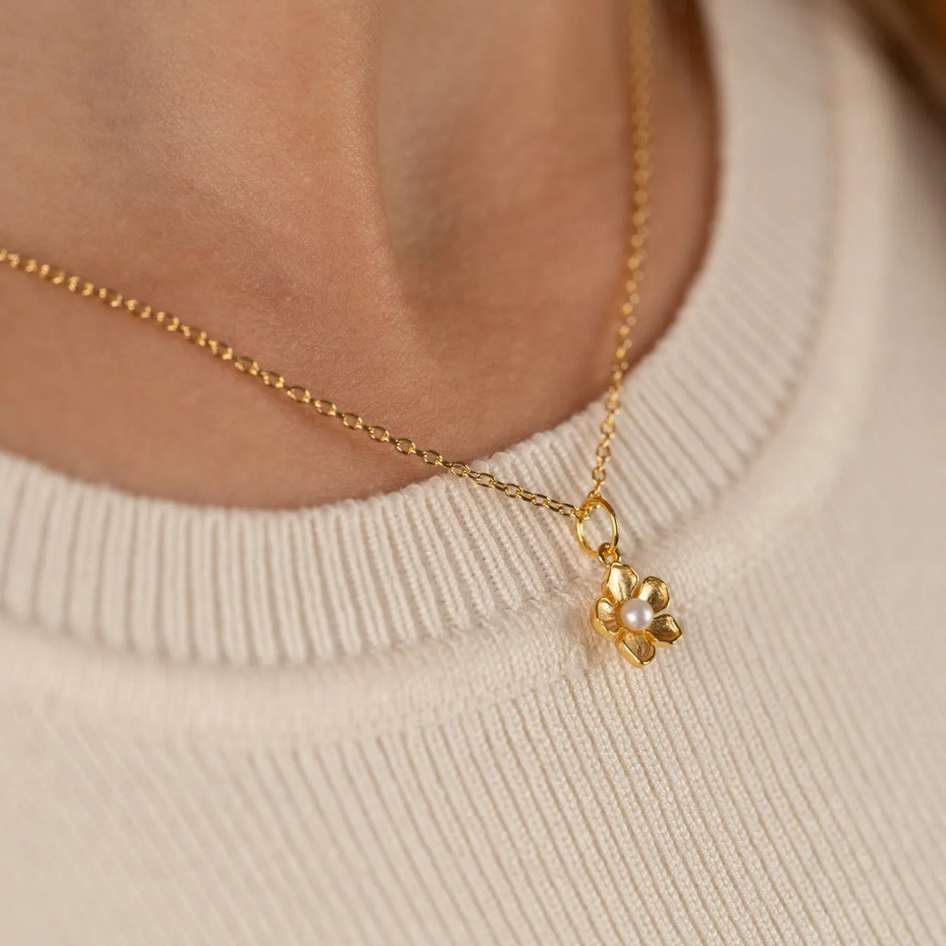 MONA PEARL GOLDEN PENDANT