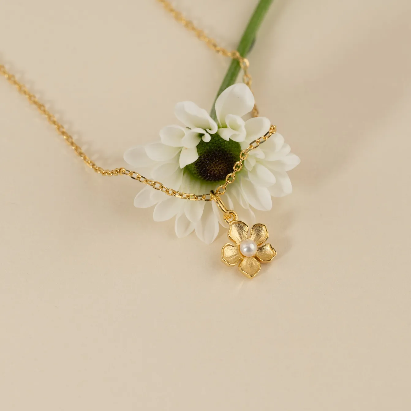 MONA PEARL GOLDEN PENDANT