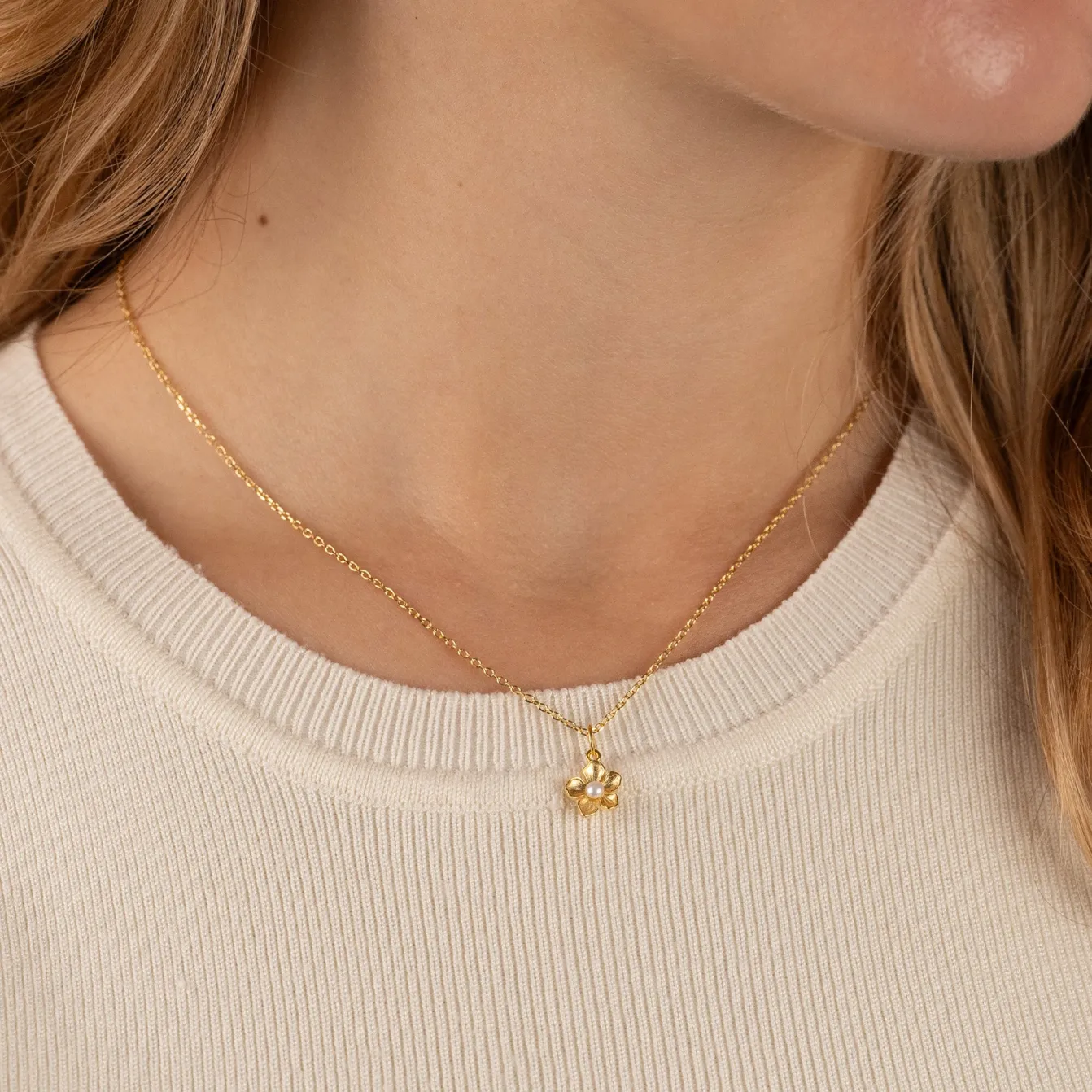 MONA PEARL GOLDEN PENDANT