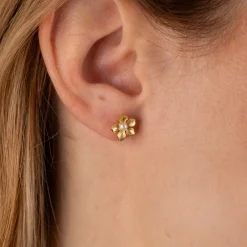 MONA PEARL GOLDEN STUD EARRING