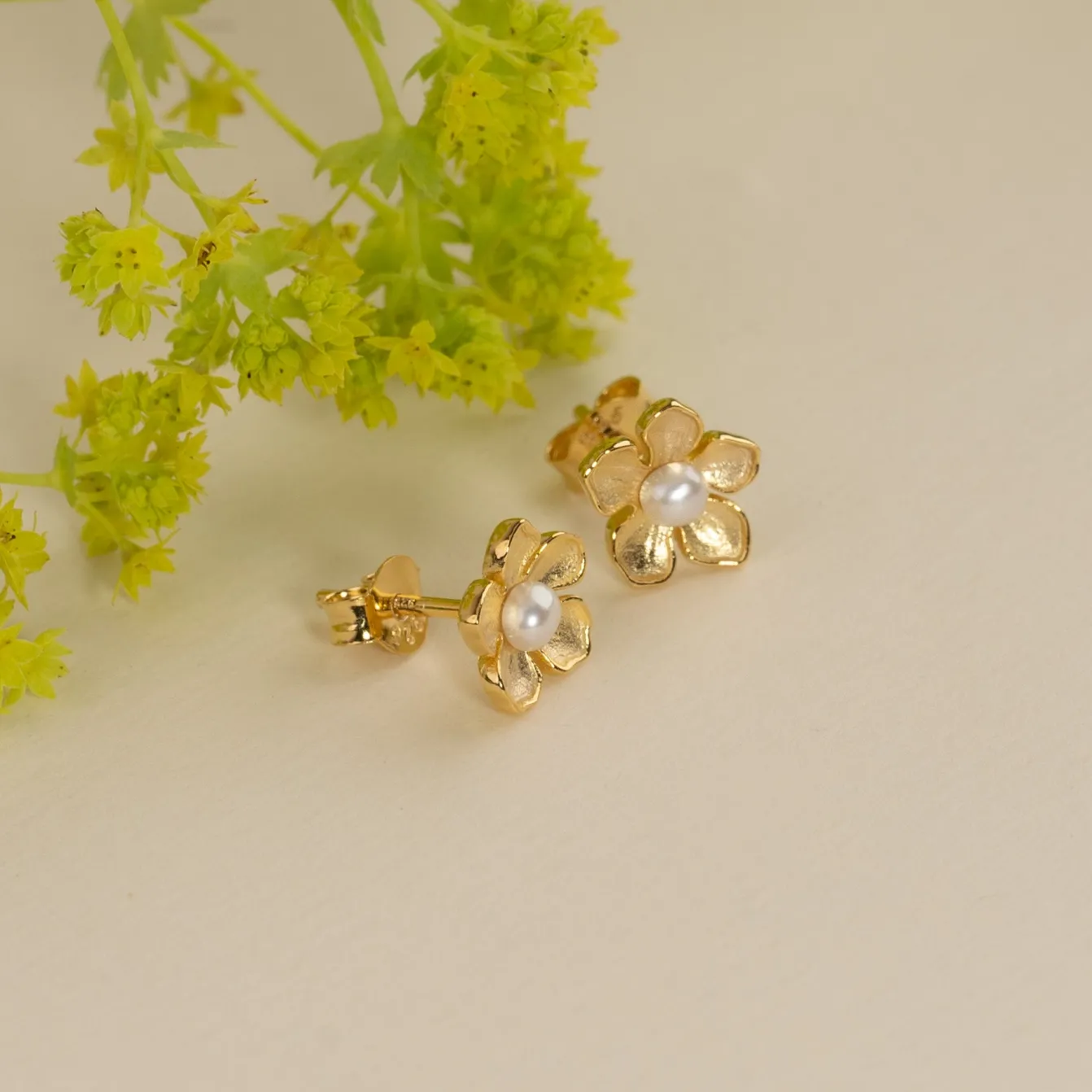MONA PEARL GOLDEN STUD EARRING