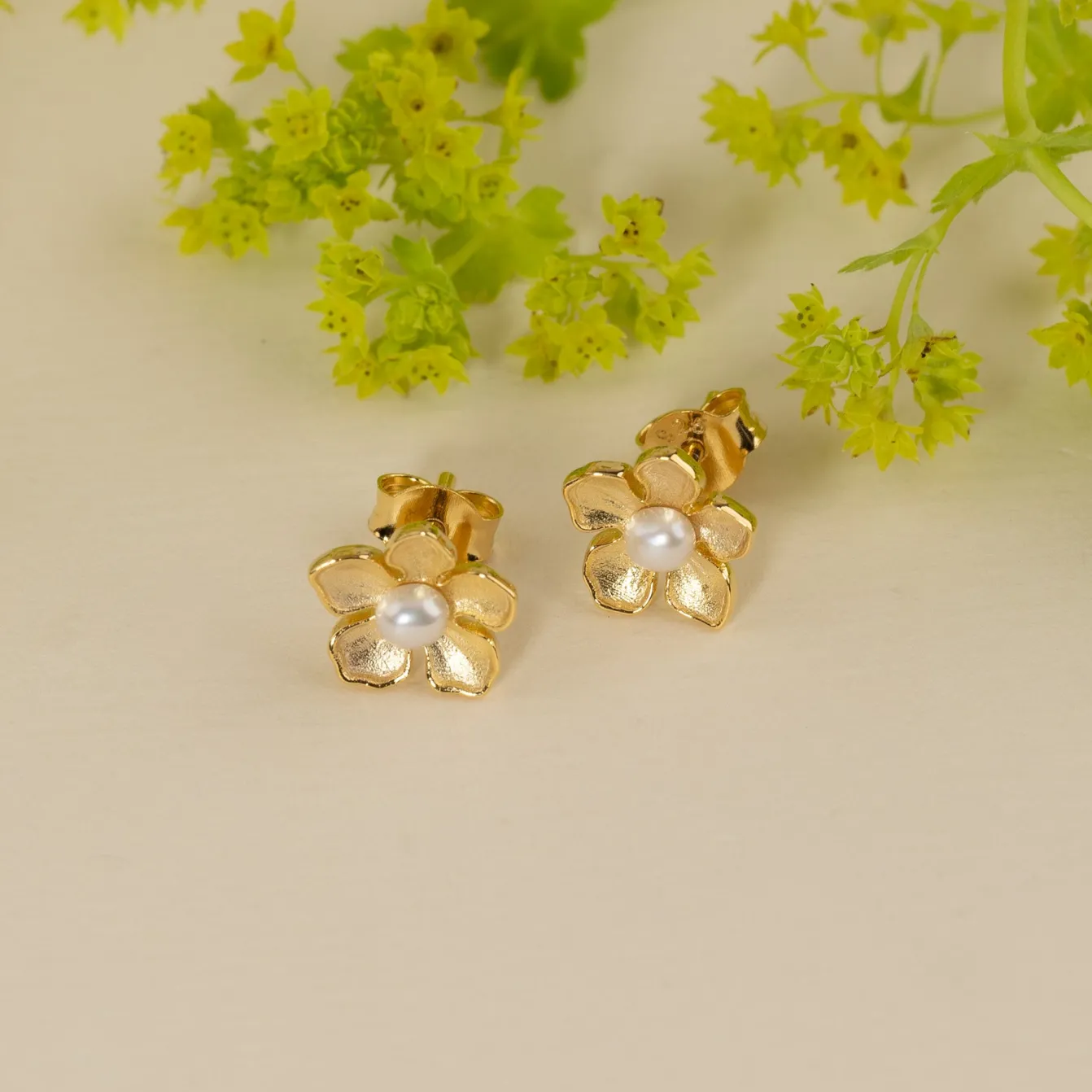 MONA PEARL GOLDEN STUD EARRING