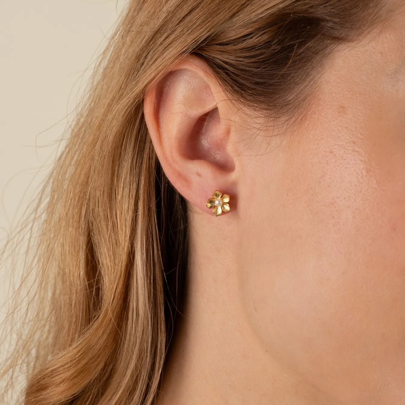 MONA PEARL GOLDEN STUD EARRING