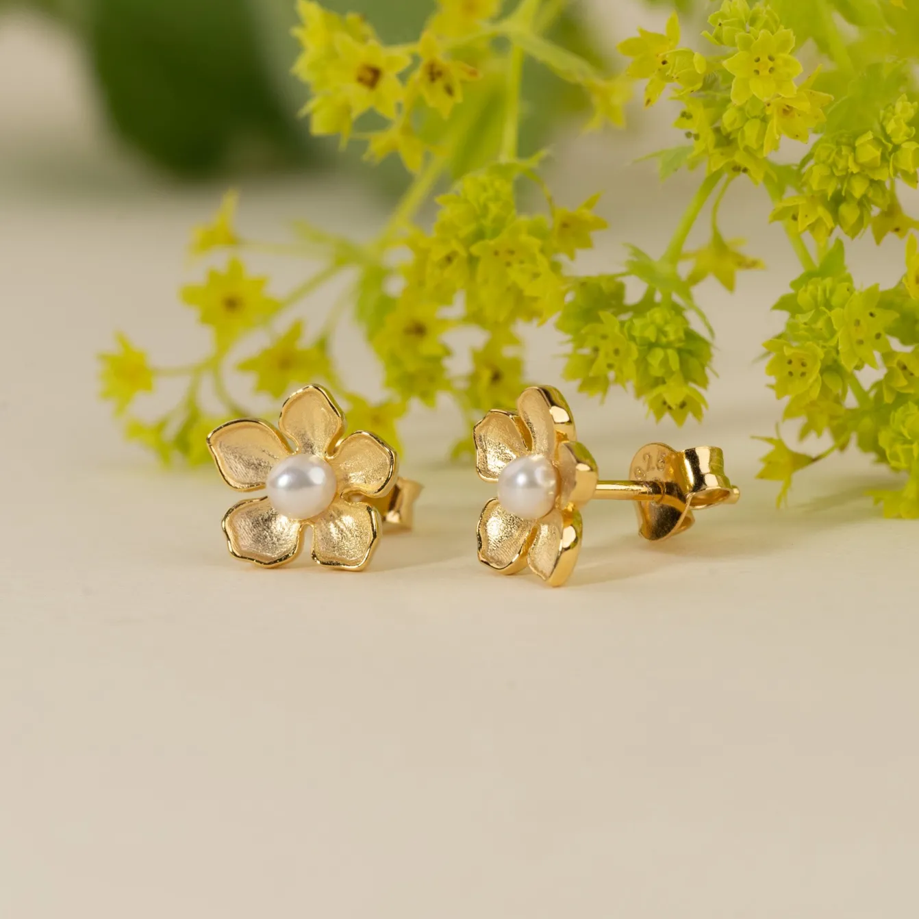 MONA PEARL GOLDEN STUD EARRING
