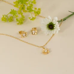 MONA PEARL GOLDEN STUD EARRING