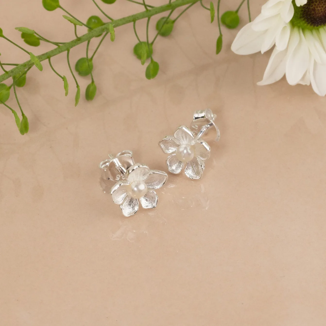MONA PEARL SILVER STUD EARRING