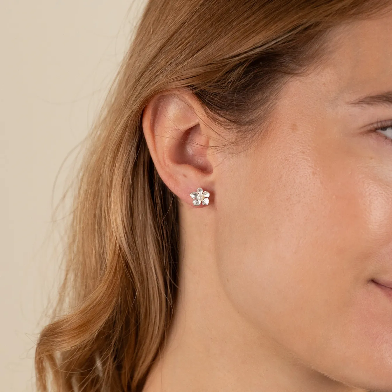 MONA PEARL SILVER STUD EARRING