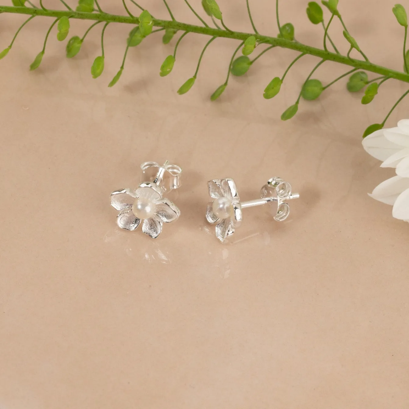 MONA PEARL SILVER STUD EARRING