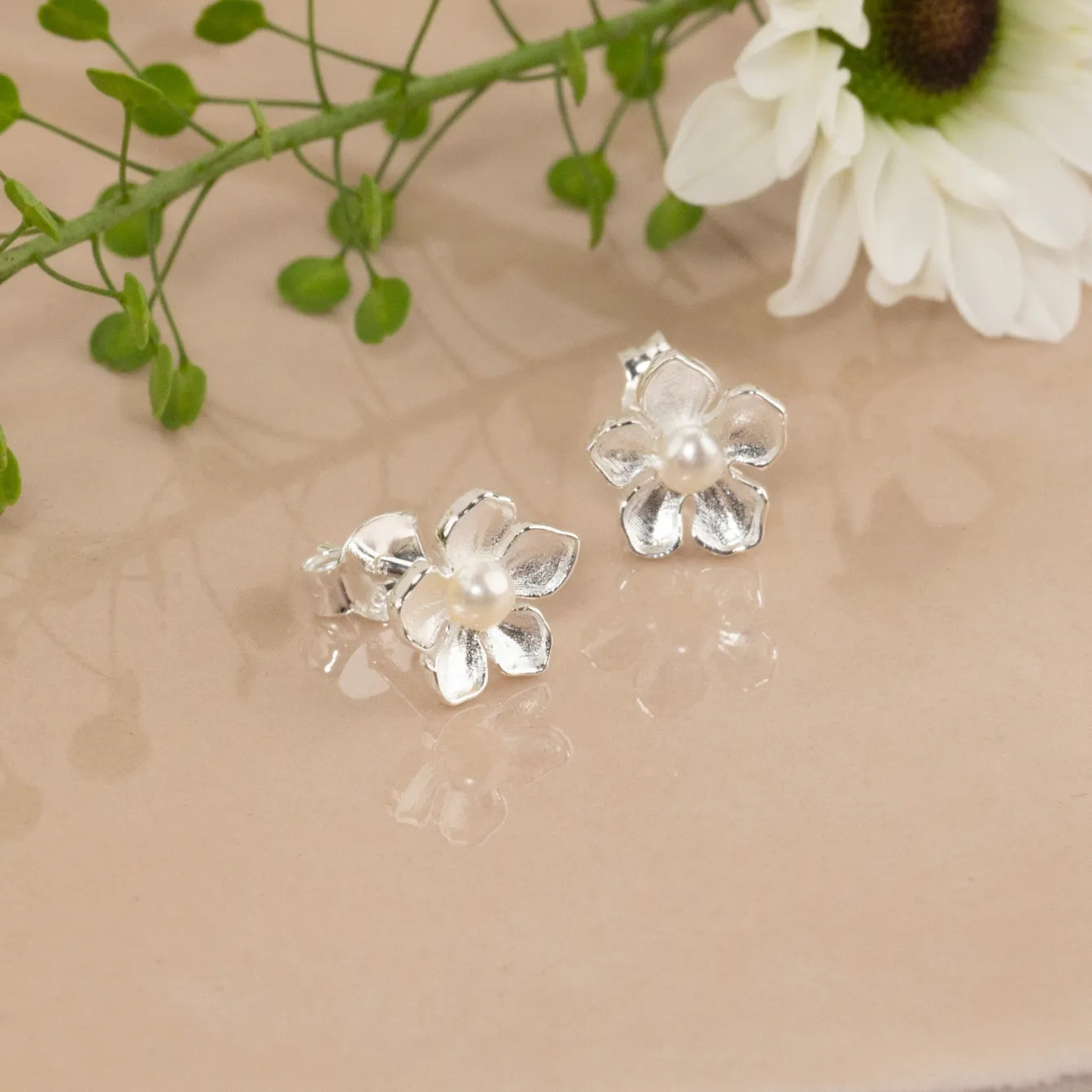 MONA PEARL SILVER STUD EARRING