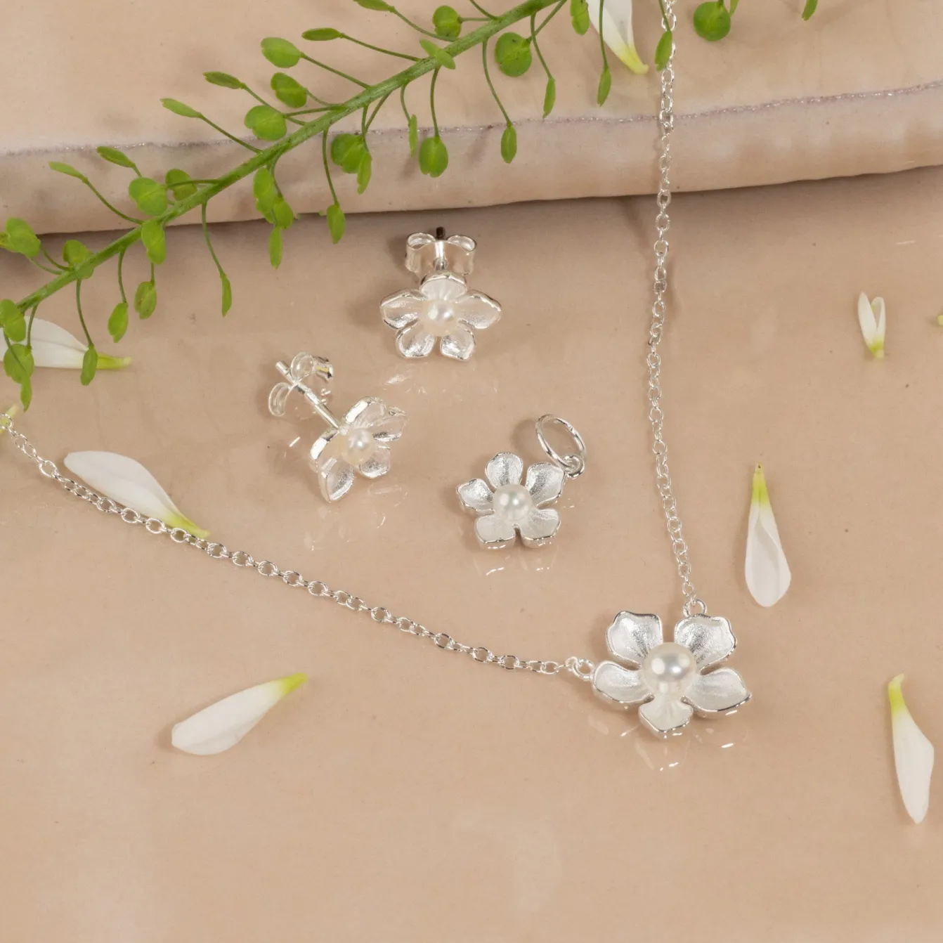 MONA PEARL SILVER STUD EARRING