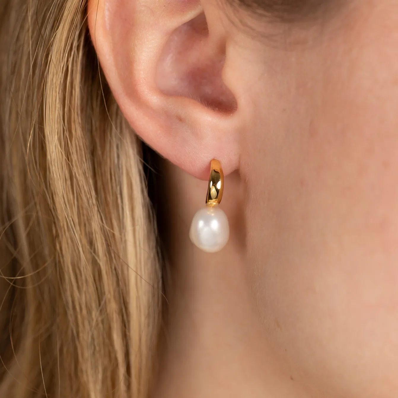 NAJA PEARL GOLDEN EARRING