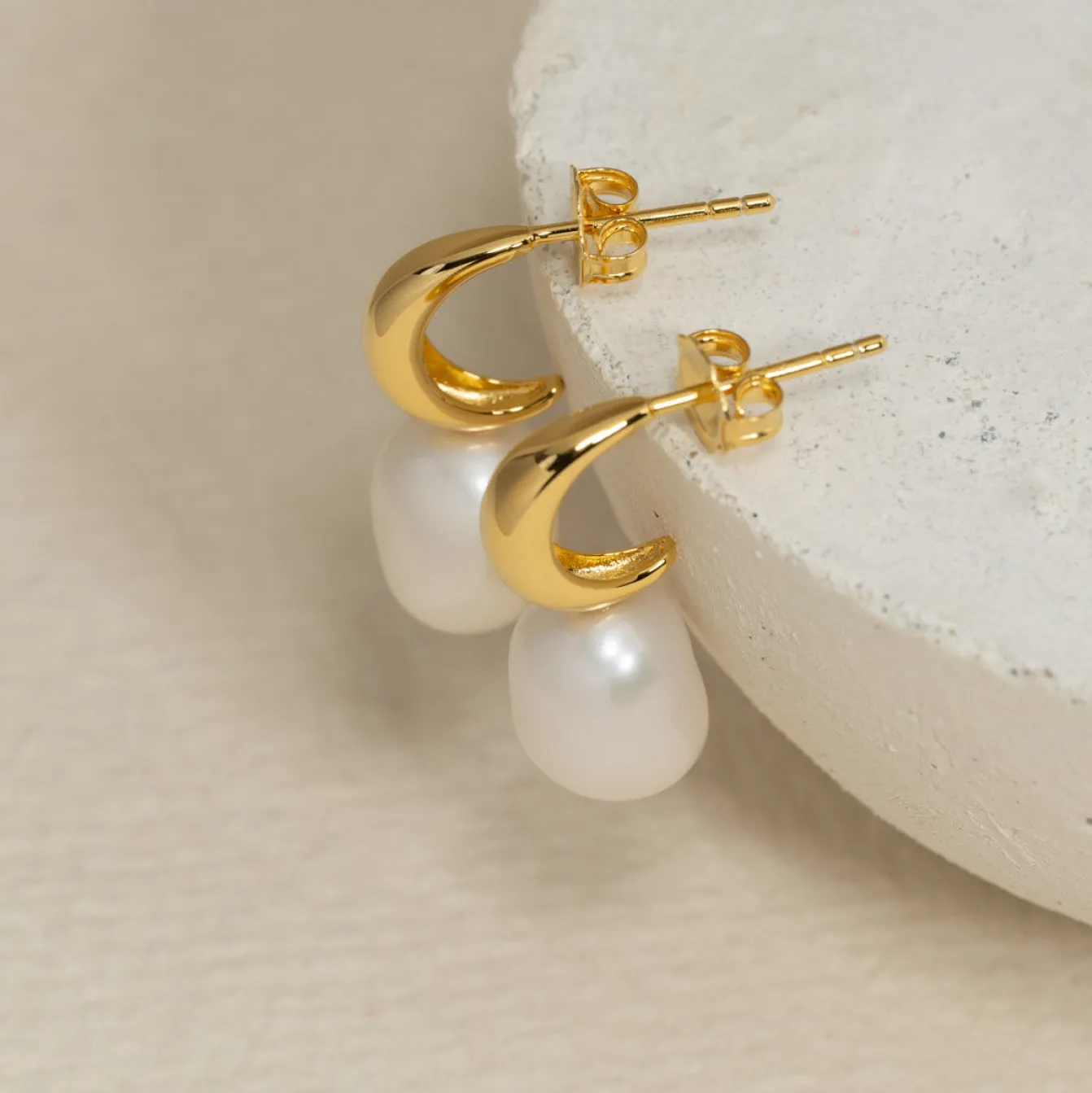 NAJA PEARL GOLDEN EARRING