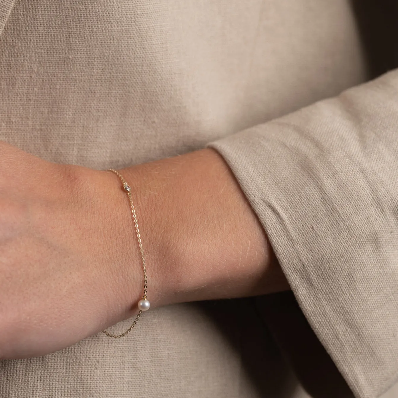 NICOLE PEARL SOLID GOLD BRACELET