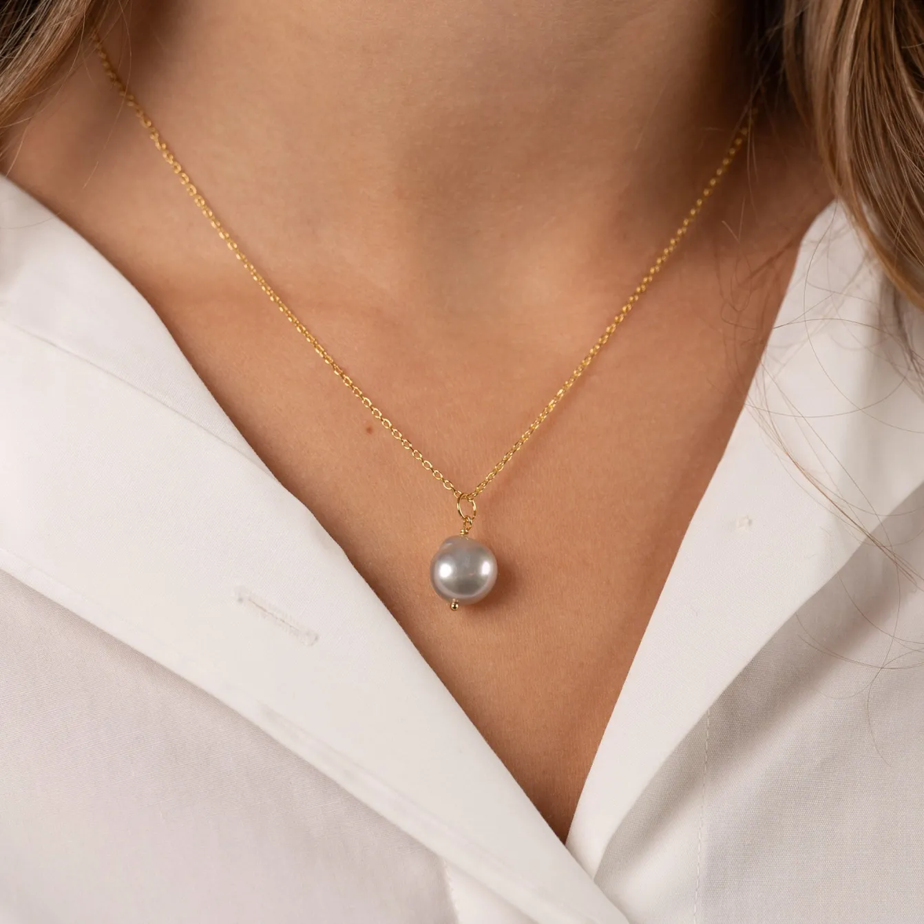 NOELLA GREY PEARL GOLDEN PENDANT