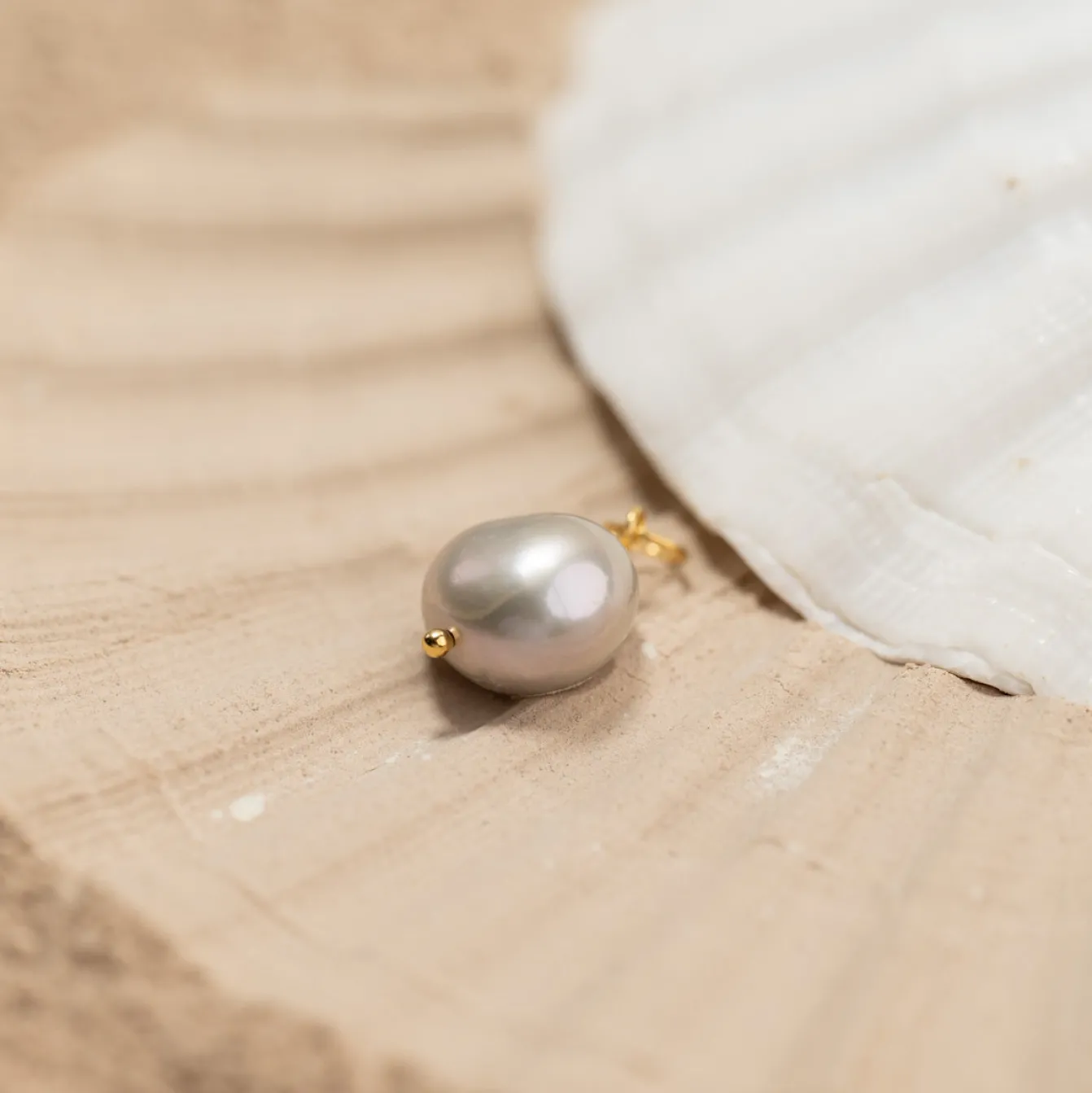 NOELLA GREY PEARL GOLDEN PENDANT