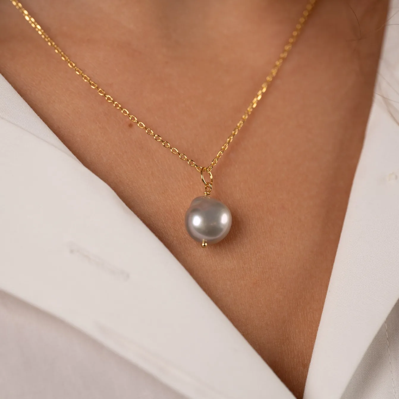 NOELLA GREY PEARL GOLDEN PENDANT