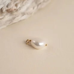 NOELLA PEARL GOLDEN EARRING CHARM - Sisi Copenhagen