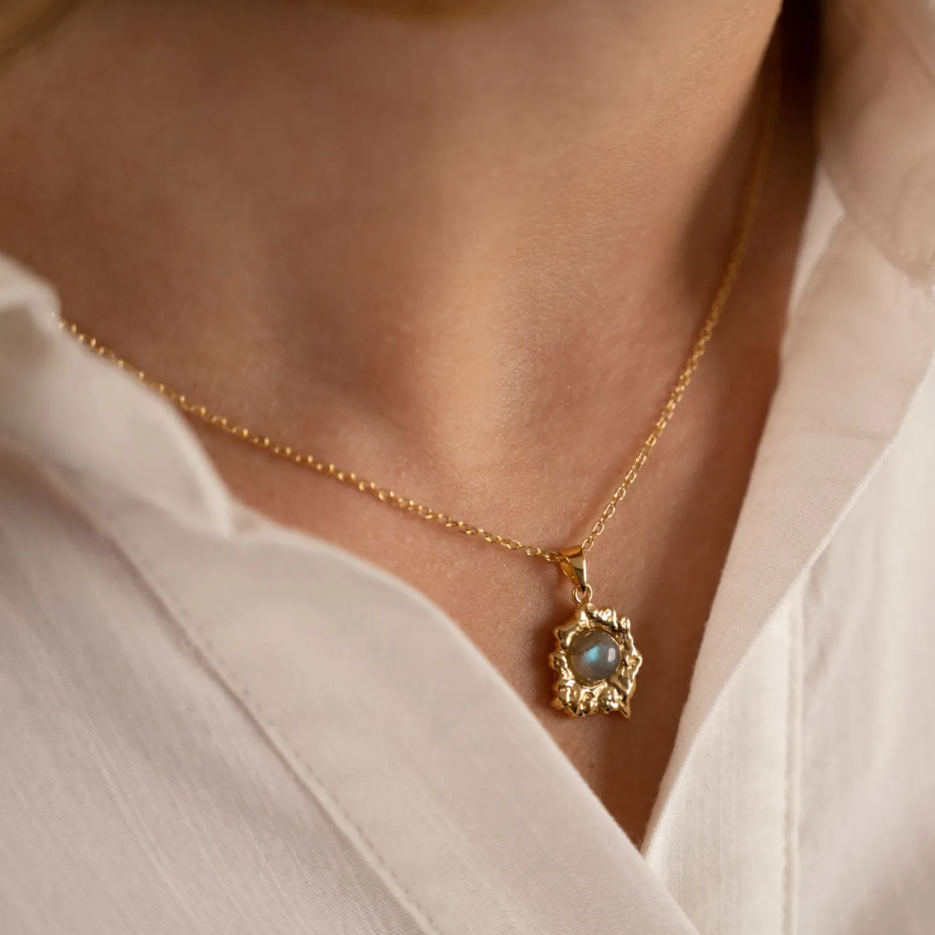 OPHELIA DARK GREY GOLDEN PENDANT