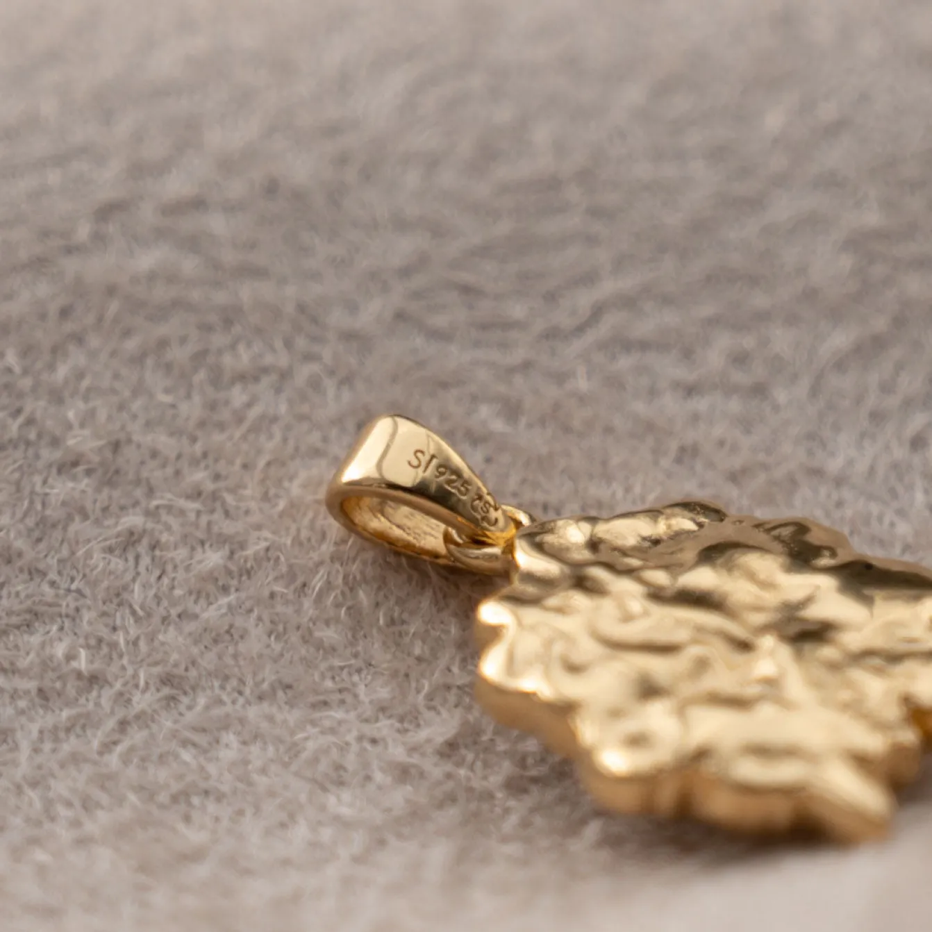 OPHELIA DARK GREY GOLDEN PENDANT