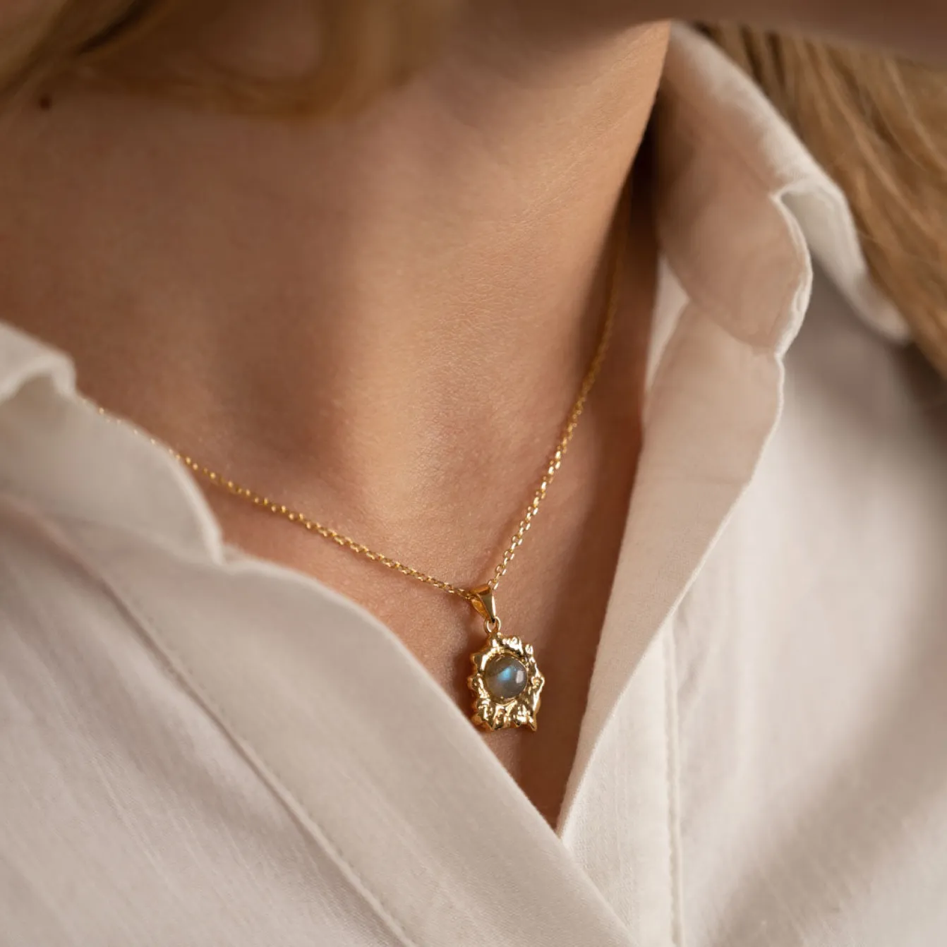OPHELIA DARK GREY GOLDEN PENDANT