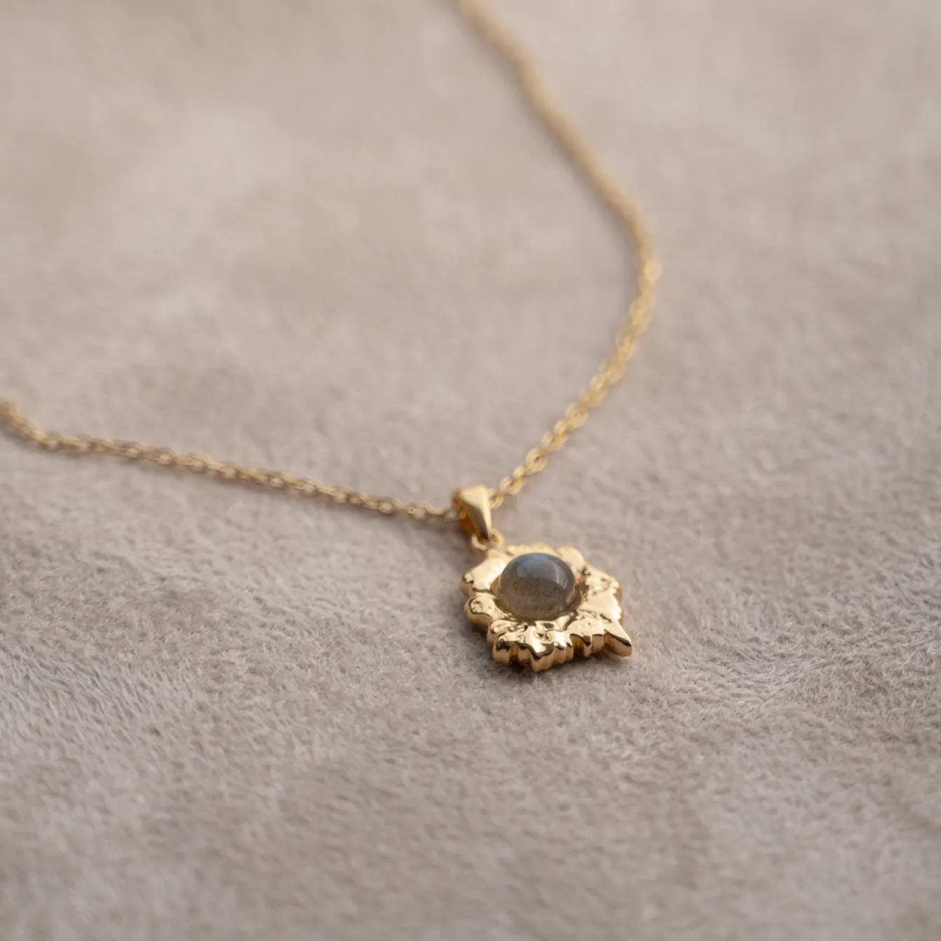 OPHELIA DARK GREY GOLDEN PENDANT