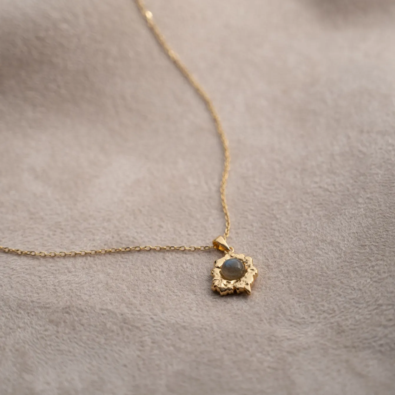 OPHELIA DARK GREY GOLDEN PENDANT