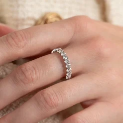 OVAL-CUT HALF-ALLIANCE DIAMOND RING - 1.0ct - WG