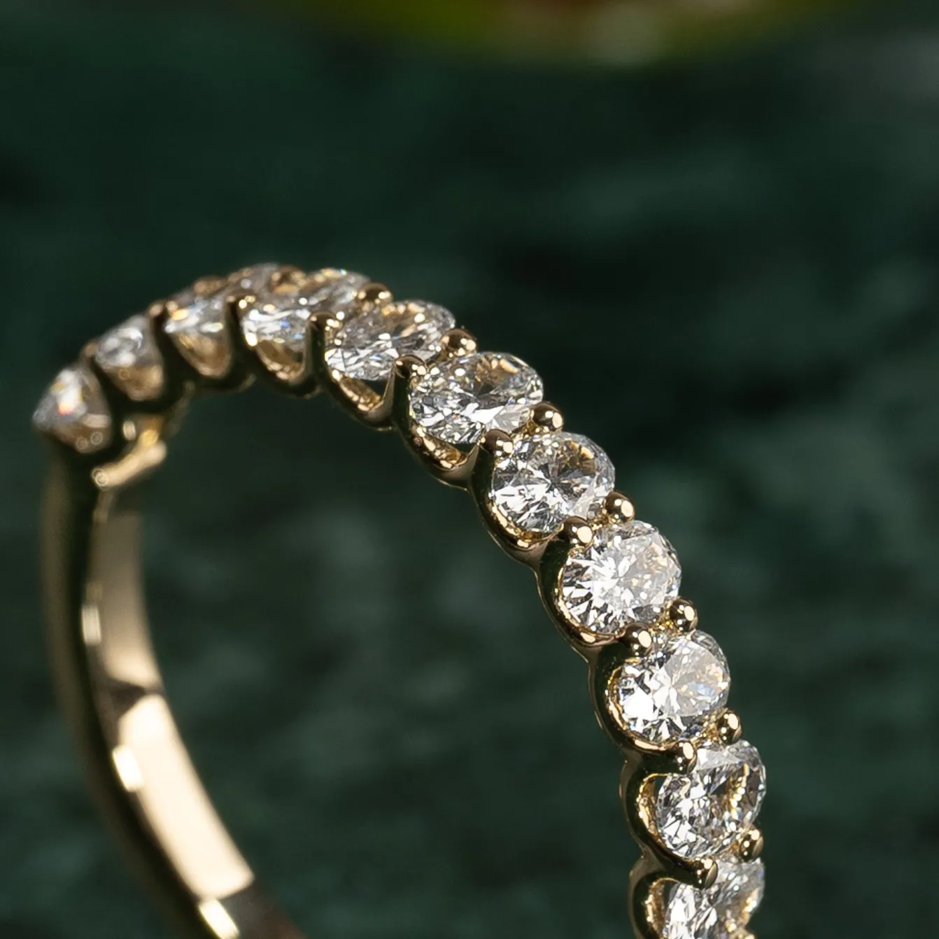 OVAL-CUT HALF-ALLIANCE DIAMOND RING - 1.0ct - YG
