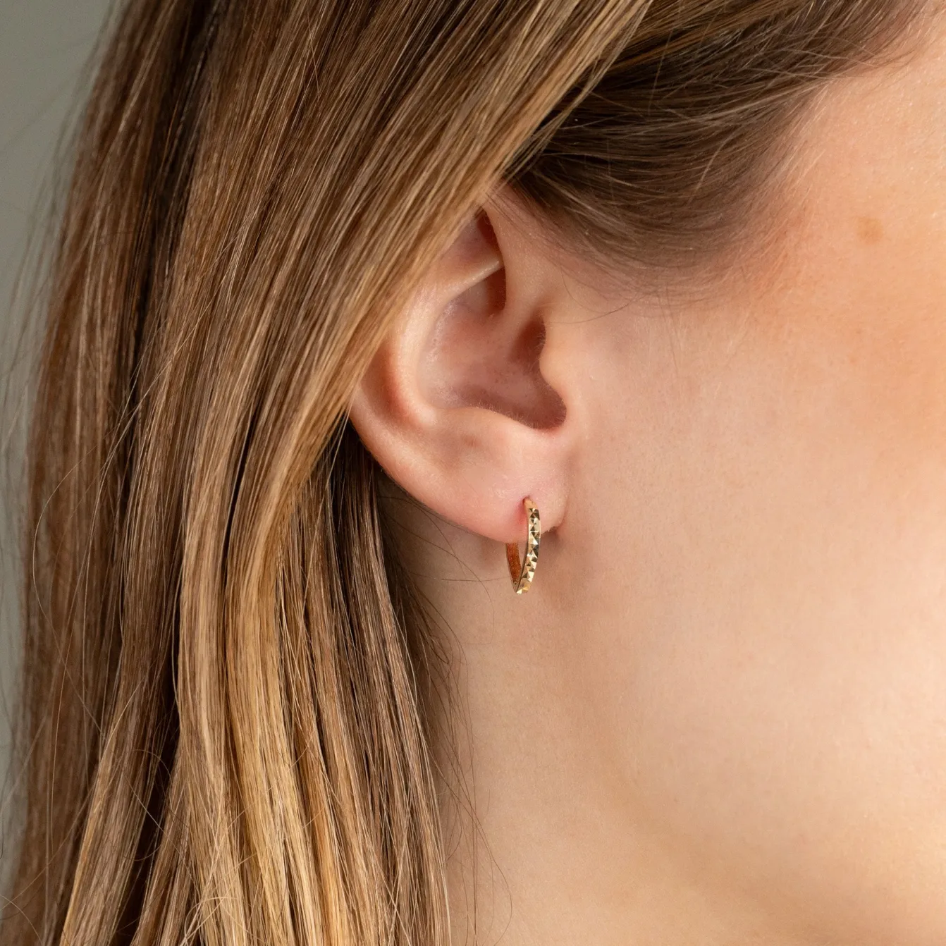 RAMONA SOLID GOLD HUGGIE EARRING