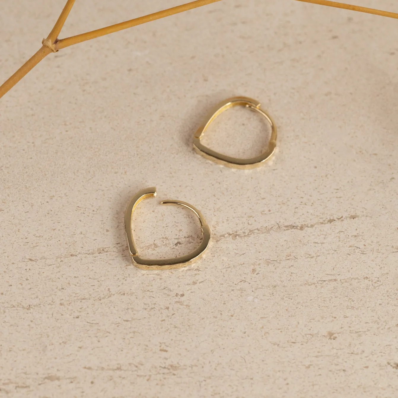 RAMONA SOLID GOLD HUGGIE EARRING
