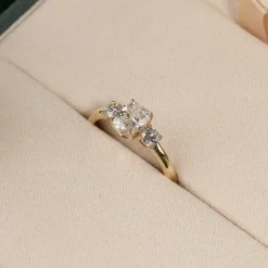 RECTANGULAR CUSHION-CUT THREE-STONE DIAMOND RING - 1.15ct - YG