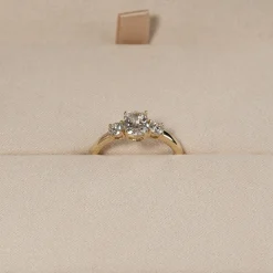 RECTANGULAR CUSHION-CUT THREE-STONE DIAMOND RING - 1.15ct - YG