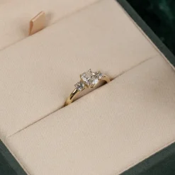 RECTANGULAR CUSHION-CUT THREE-STONE DIAMOND RING - 1.15ct - YG