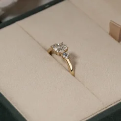 RECTANGULAR CUSHION-CUT THREE-STONE DIAMOND RING - 1.15ct - YG