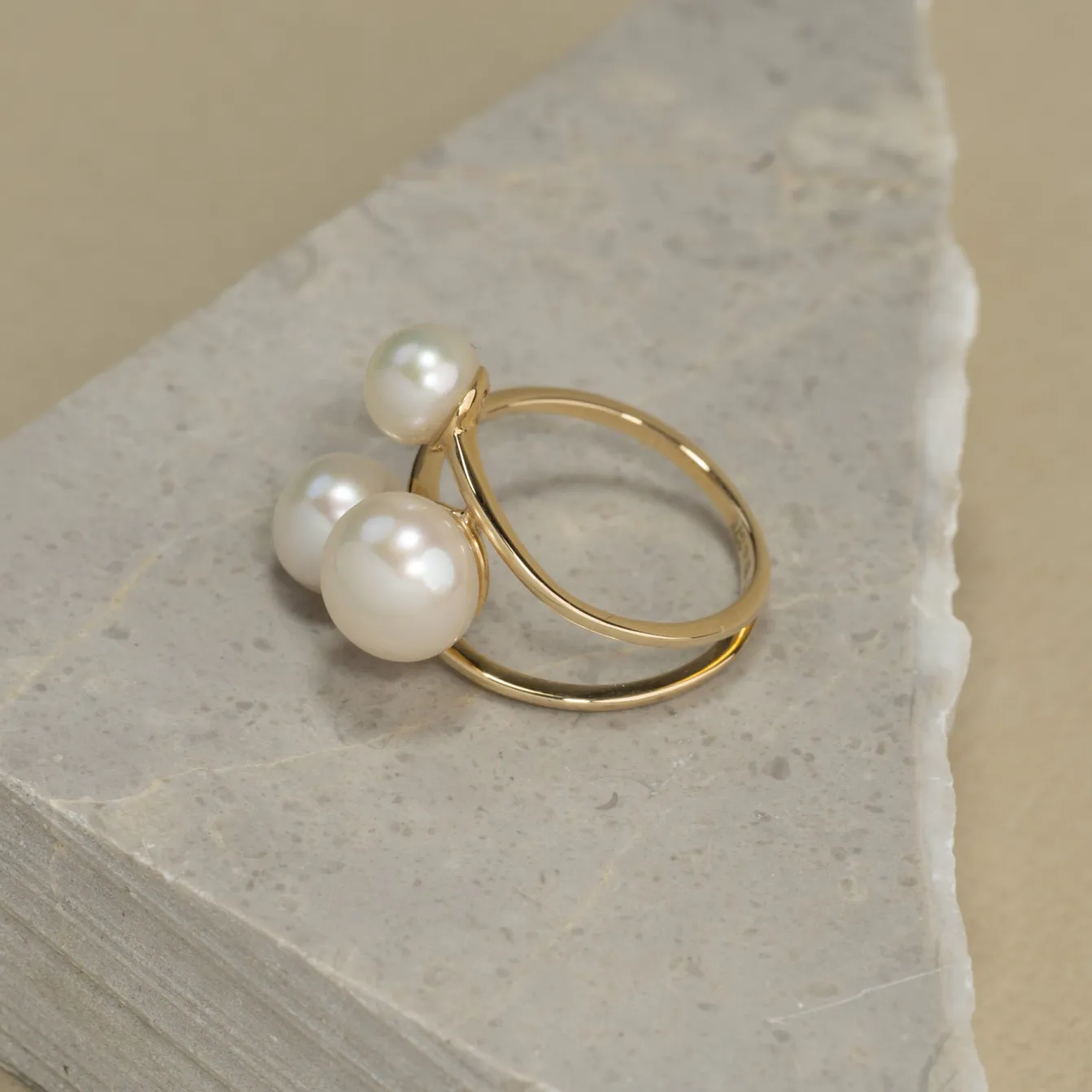 REGINA PEARL SOLID GOLD RING