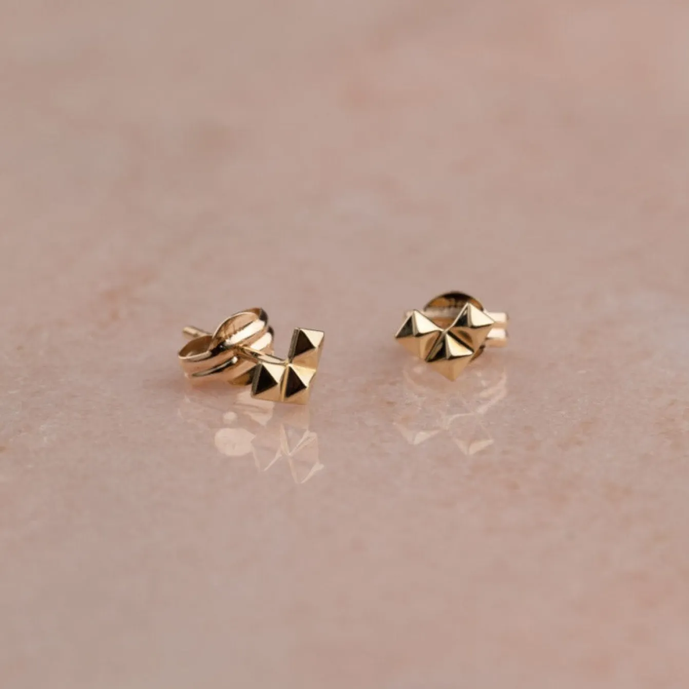 RIVET HEART SOLID GOLD STUD EARRING - Sisi Copenhagen