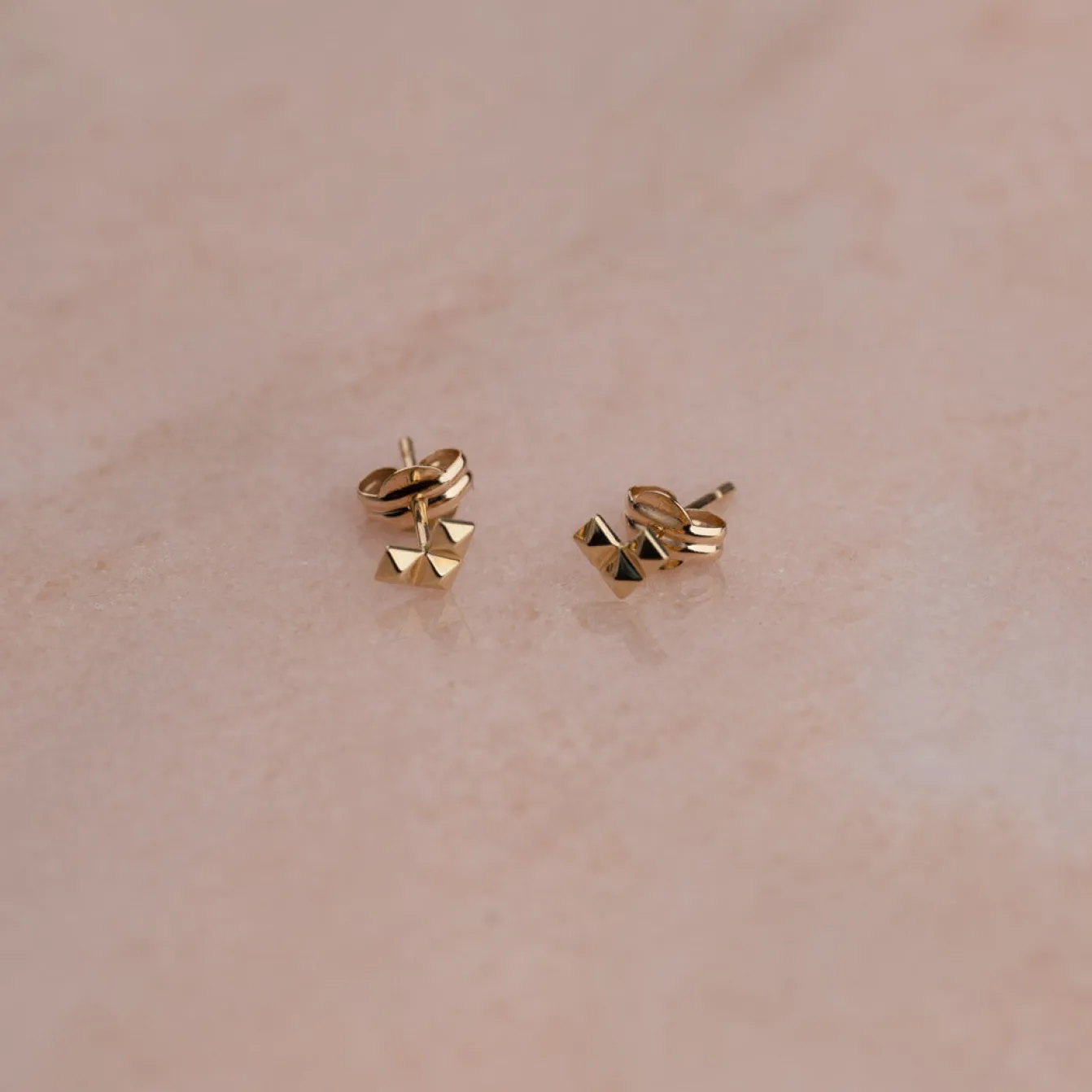 RIVET HEART SOLID GOLD STUD EARRING - Sisi Copenhagen