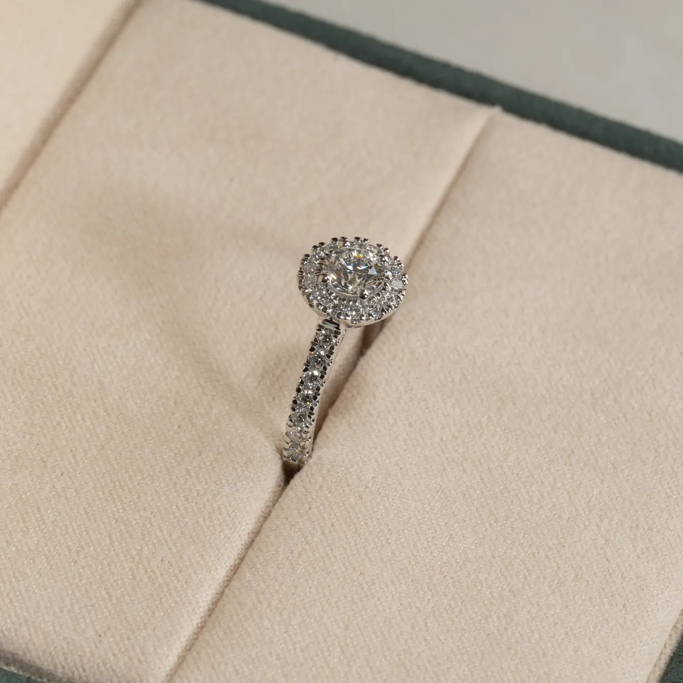 ROUND HALO ALLIANCE DIAMOND RING - 0.85ct - WG