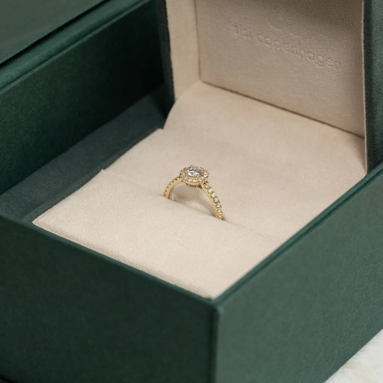 ROUND HALO ALLIANCE DIAMOND RING - 0.85ct - YG