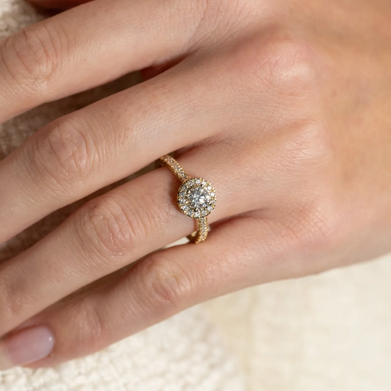 ROUND HALO ALLIANCE DIAMOND RING - 0.85ct - YG