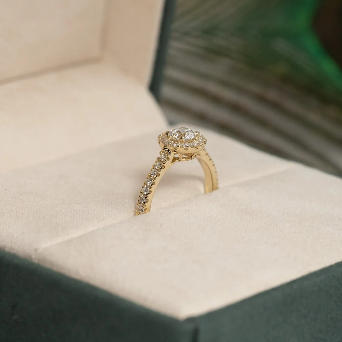 ROUND HALO ALLIANCE DIAMOND RING - 0.85ct - YG