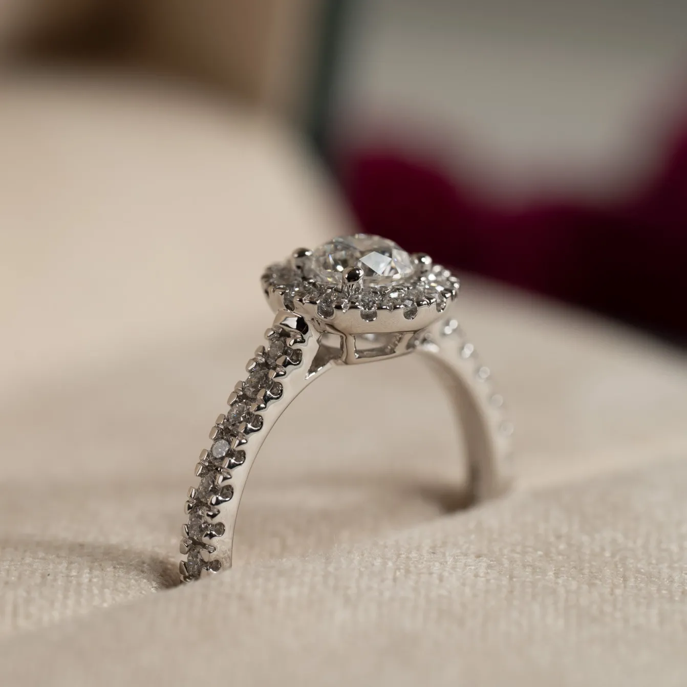 ROUND HALO ALLIANCE DIAMOND RING - 0.85ct - WG
